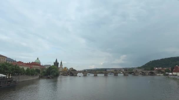 Karlsbrücke Prag — Stockvideo