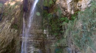 Ulusal parkta şelale Ein Gedi