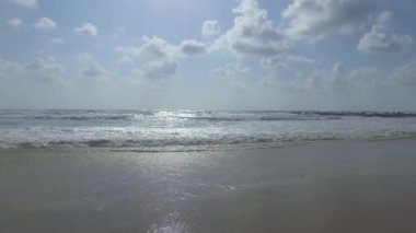 Deniz gelgit bir plajda