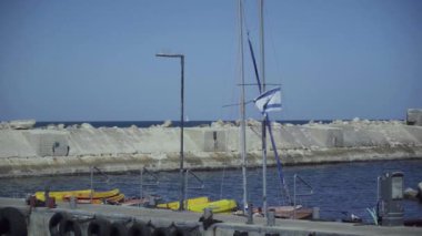 Yavaş çekimde bir gemide İsrail bayrağı 