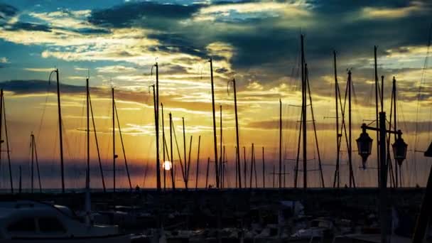美しい夕日のルームキーパー イスラエル共和国の海にヨット クラブで — ストック動画