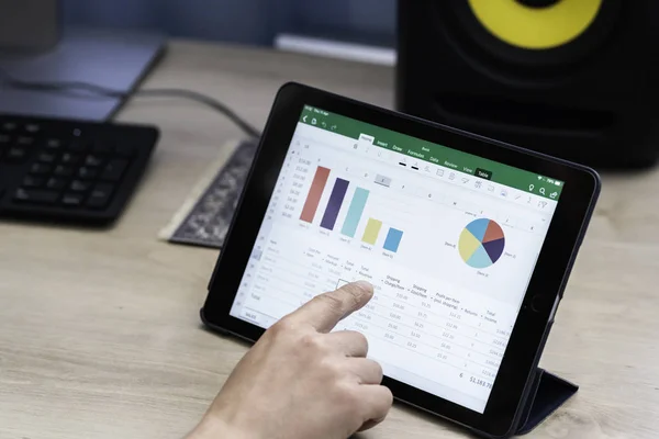 Travailler Analyser Les Chiffres Financiers Sur Une Tablette Numérique Image En Vente