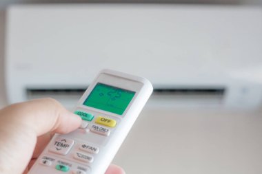 Uzaktan kumanda kullanan adam eli açık Klima 25 dereceye kadar serin