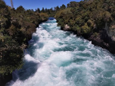Berrak mavi nehir, Huka düşüşüne doğru akar.