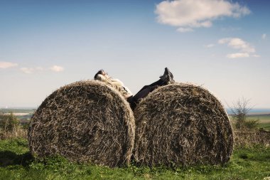 İngiliz South Downs Milli Parkı'nda erken bahar zammı. Kız samanlıkların üstüne bir mola.