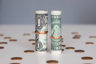 Masadaki para, çiftlerin karşılıklı tasarruf konsepti