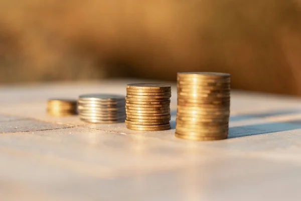 Güzel gün batımı arka plan, ekonomi büyüme ve strateji kavramı üzerinde masaya yatan sikke yığınları