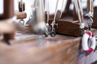 Ahşap el yapımı bir gemi yat, bir deniz hatıra küçük parçalar ayrıntılı çekim yakın. Columbus gün kavramı.