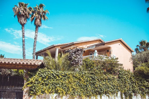 Hotel building with palms on a hot sunny day. Resort and vacations concept. — Stock Photo, Image