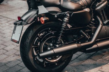 Sıcak ışık ile motobike helikopter parçaları ayrıntıları yakın çekim. Kişisel ulaşım ve yol ruhu sürüş konsepti.