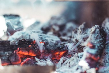 Bbq Grill Pit, barbekü közler içinde Flaming Kömür.