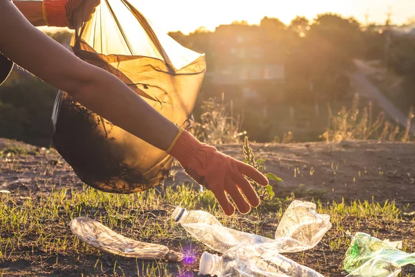 Мусорные бутылки собрали и запихнули в мусорный мешок. Концепция пластиковых и пищевых отходов. Чистая планета Земля, собирать мусор, избегать загрязнения, сохранить окружающую среду . — стоковое фото