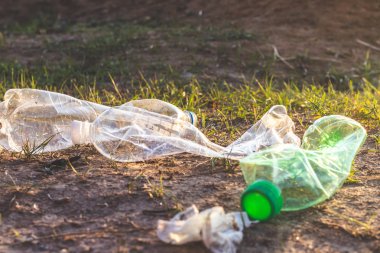 Çöp şişeleri toplanıp çöp torbasına sildi. Plastik ve gıda atıkları konsepti. Dünya'yı temizleyin, çöp leri toplayın, kirliliği önleyin, çevreyi kurtarın.
