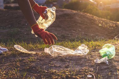Çöp şişeleri toplanıp çöp torbasına sildi. Plastik ve gıda atıkları konsepti. Dünya'yı temizleyin, çöp leri toplayın, kirliliği önleyin, çevreyi kurtarın.