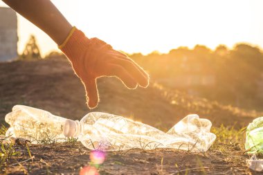 Çöp şişeleri toplanıp çöp torbasına sildi. Plastik ve gıda atıkları konsepti. Dünya'yı temizleyin, çöp leri toplayın, kirliliği önleyin, çevreyi kurtarın.