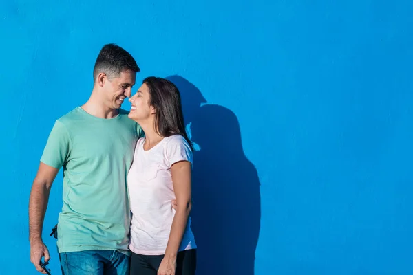 Молодая пара улыбается стоя вместе изолированы на синем фоне. Концепция людей и эмоций с копированием пространства . — стоковое фото