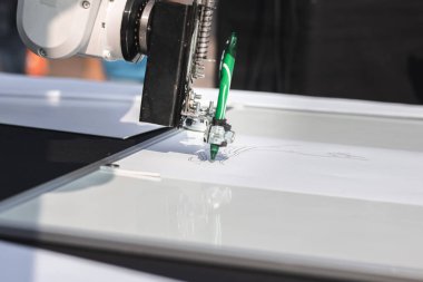 Robot el yeşil kalemle bir resim çizer. Bilim ve yüksek teknoloji kavramı.