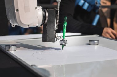 Robot el yeşil kalemle bir resim çizer. Bilim ve yüksek 