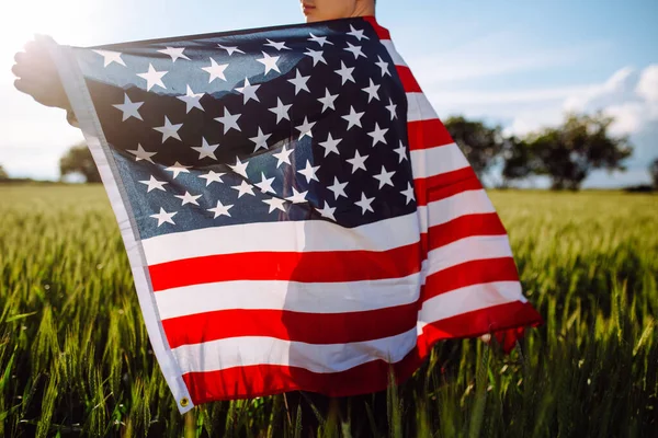 Près Jeune Agriculteur Patriotique Trouve Parmi Les Nouvelles Récoltes Garçon — Photo