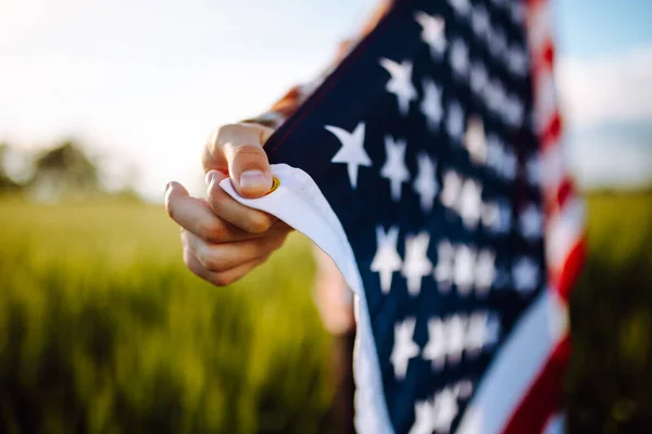 Egy Fiatal Hazafias Farmer Közelsége Áll Betakarítások Között Amerikai Zászlóval — Stock Fotó