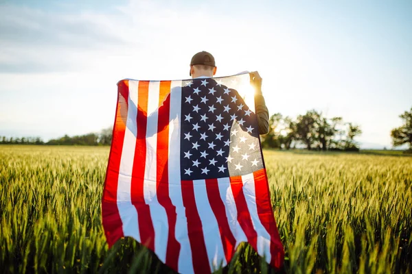 Молодий Чоловік Зеленій Сорочці Кепці Стоїть Загорнутий Американський Прапор Полі — стокове фото