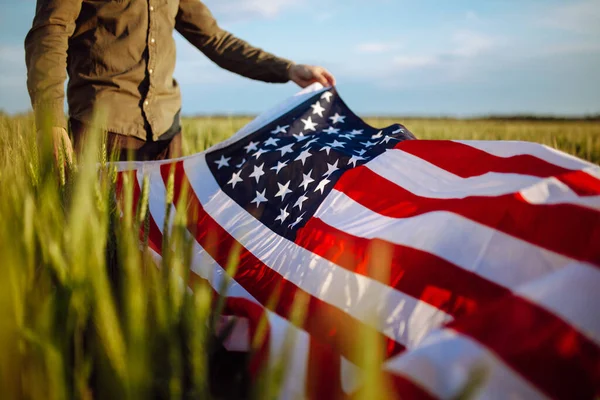 Молодий Чоловік Зеленій Сорочці Кепці Дозволяє Американському Прапору Літати Вітрі — стокове фото