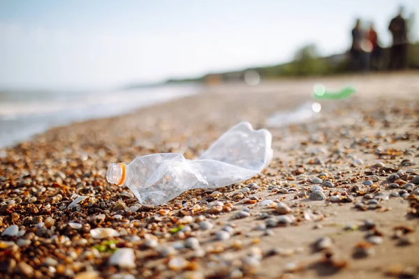 Пустая Пластиковая Бутылка Выброшенная Побережье Океана Мусор Загрязнение Моря Глобальная — стоковое фото