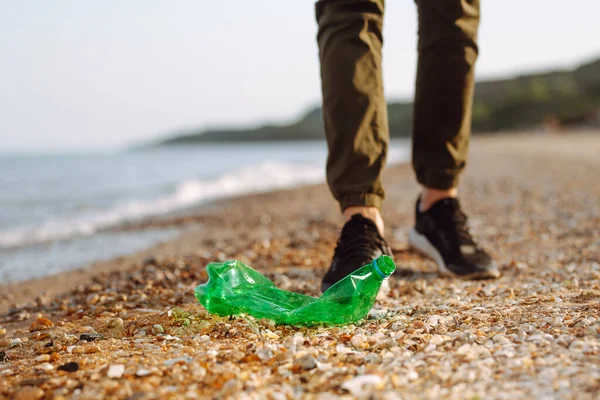 Молодой Волонтер Забирает Пластиковый Мусор Побережье Океана Человек Собирает Отходы — стоковое фото