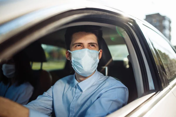 Joven Taxista Lleva Máscara Médica Estéril Coche Niño Detrás Del — Foto de Stock