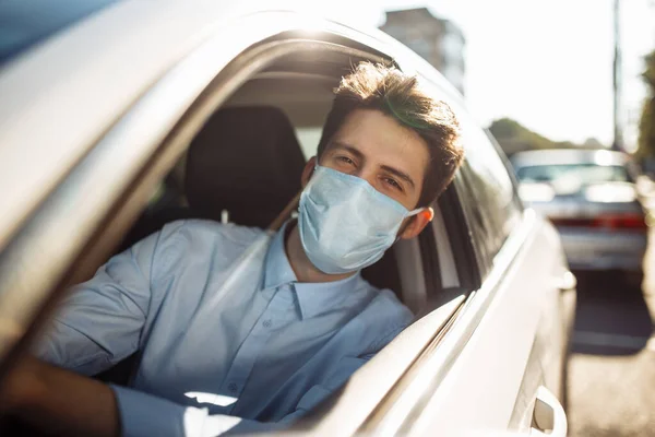 Joven Taxista Mira Por Ventana Del Vehículo Lleva Máscara Médica — Foto de Stock