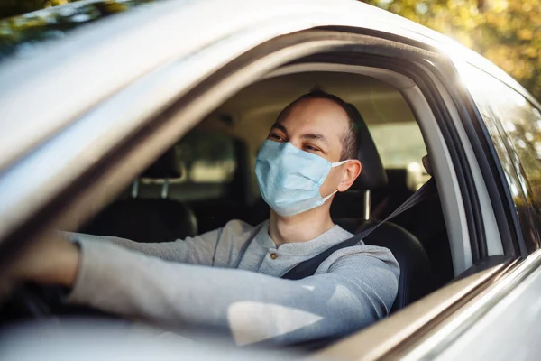 Uomo Guida Auto Con Una Maschera Medica Durante Epidemia Coronavirus — Foto Stock