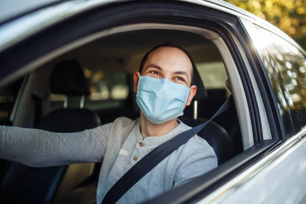 Uomo Guida Auto Con Una Maschera Medica Durante Epidemia Coronavirus — Foto Stock