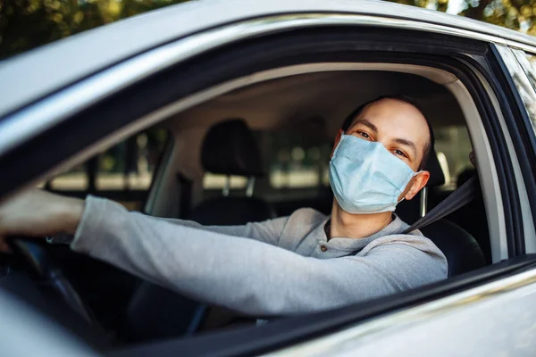 Hombre Conduce Coche Con Máscara Médica Durante Brote Coronavirus Taxista — Foto de Stock