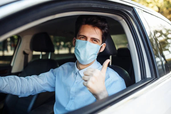 Joven Taxista Muestra Cartel Con Pulgar Hacia Arriba Sentado Coche — Foto de Stock