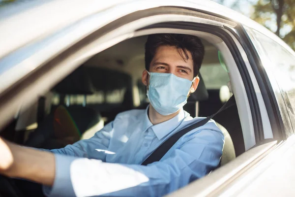 Giovane Uomo Siede Dietro Volante Macchina Con Indosso Una Maschera — Foto Stock