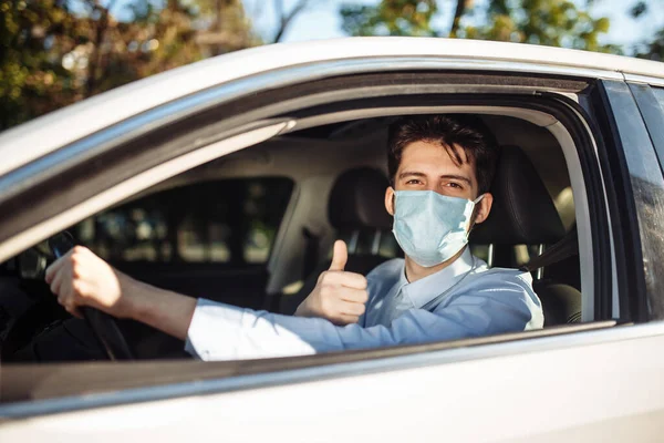 Joven Taxista Muestra Cartel Con Pulgar Hacia Arriba Sentado Coche — Foto de Stock