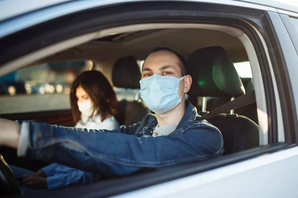 Giovane Guida Auto Con Passeggero Durante Pandemia Coronavirus Quaranteene Tassista — Foto Stock