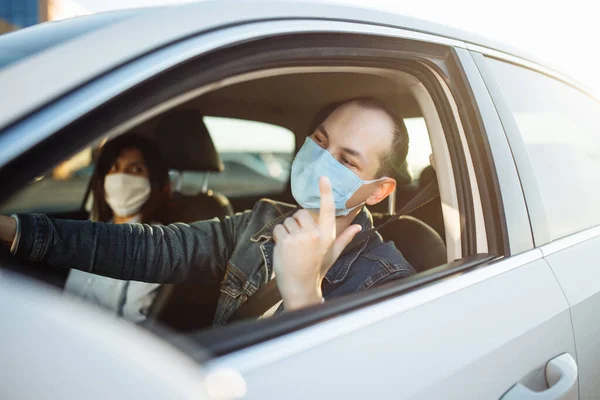 Joven Enojado Conduce Coche Con Pasajero Durante Pandemia Coronavirus Taxista — Foto de Stock