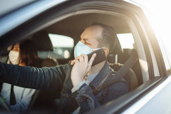 Taxista Habla Por Teléfono Celular Usa Máscara Médica Estéril Mientras — Foto de Stock