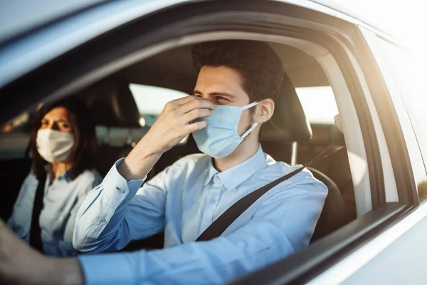 Joven Taxista Los Pasajeros Paseo Ajusta Máscara Médica Estéril Hombre — Foto de Stock