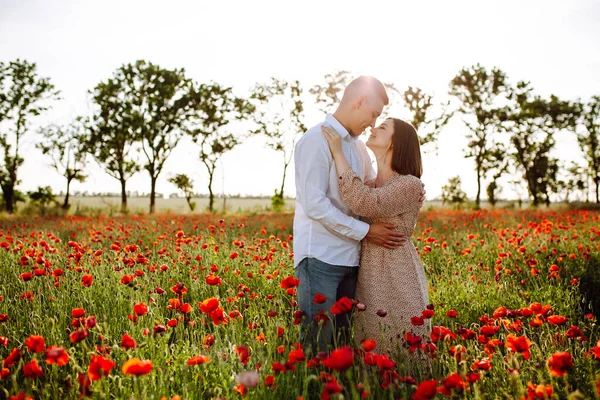 Romántica Pareja Joven Abrazo Entre Rojo Hermoso Campo Amapola Niño — Foto de Stock