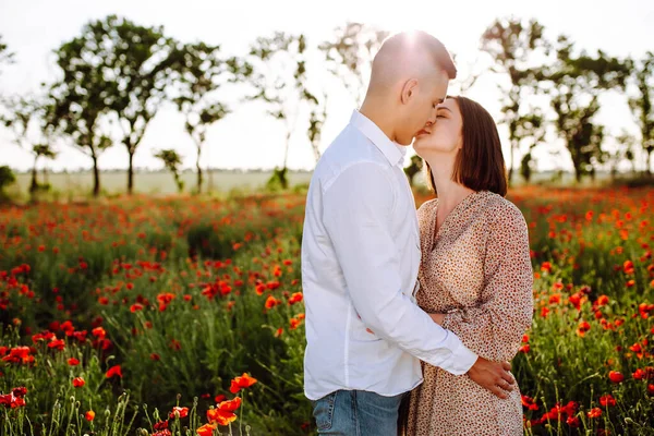 Romántica Pareja Joven Abrazo Entre Rojo Hermoso Campo Amapola Niño — Foto de Stock