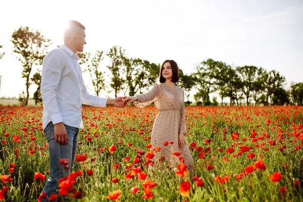 Romántica Pareja Amorosa Caminando Entre Flores Amapola Hermoso Atardecer Síganme — Foto de Stock