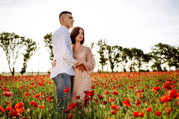 Tendre Couple Amoureux Ayant Moment Romantique Parmi Beau Champ Fleurs — Photo