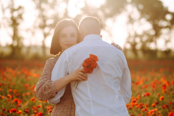 Νεαρό Ρομαντικό Ζευγάρι Που Αγκαλιάζεται Στο Κόκκινο Λιβάδι Παπαρούνες Στο — Φωτογραφία Αρχείου