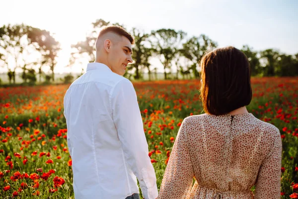 Mladý Romantický Pár Který Drží Ruce Stojí Červeném Makovém Poli — Stock fotografie