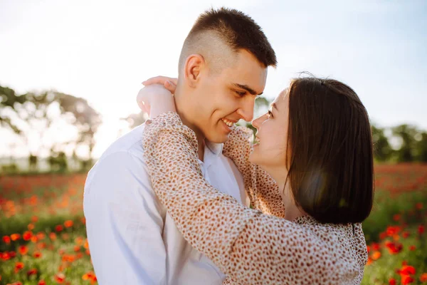 Romántica Amorosa Pareja Joven Abrazándose Mostrando Amor Campo Amapola Roja — Foto de Stock