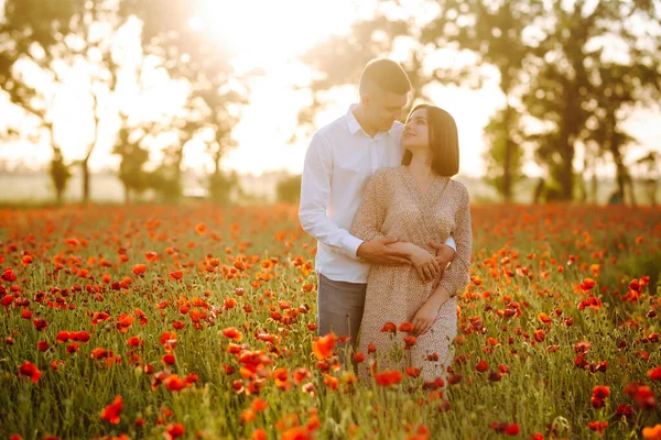 Jeune Couple Romantique Amoureux Marié Tient Parmi Les Fleurs Pavot — Photo