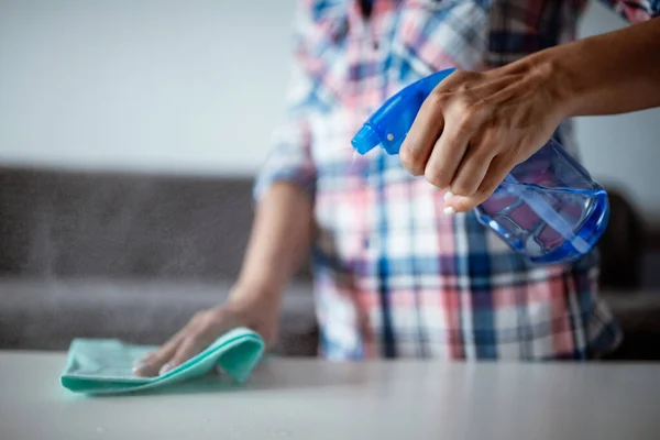 Schoonmaken Van Het Thuisoppervlak Met Spons Spuitreiniger Vrouwelijke Handen Met — Stockfoto