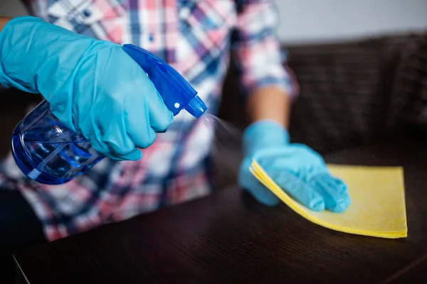 Limpieza Superficie Mesa Oscura Con Detergente Aerosol Guantes Goma Azul — Foto de Stock